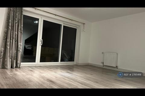 3 bedroom semi-detached house to rent, Birch Close, Romford, RM7
