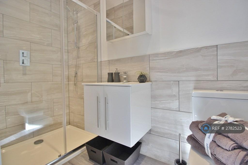 Ensuite - Room 5