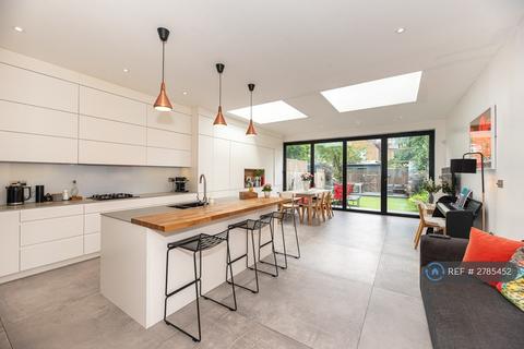 5 bedroom terraced house to rent, Chatsworth Avenue, London, SW20