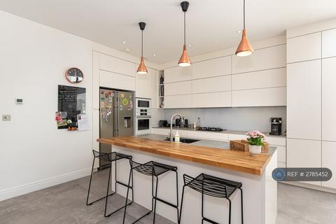 5 bedroom terraced house to rent, Chatsworth Avenue, London, SW20