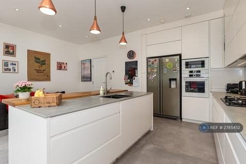 5 bedroom terraced house to rent, Chatsworth Avenue, London, SW20
