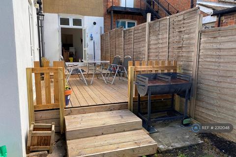 2 bedroom flat to rent, Ballards Lane, London, N3