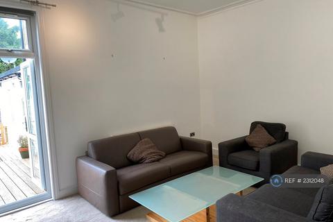 2 bedroom flat to rent, Ballards Lane, London, N3