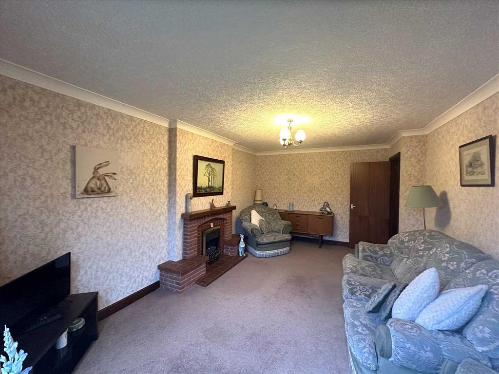 Front bedroom 1: