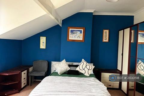 1 bedroom in a house share to rent, Hyde Road, Manchester, M18