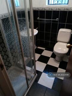 1 bedroom in a house share to rent, Hyde Road, Manchester, M18