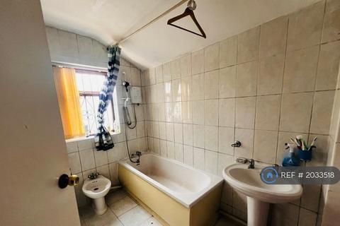 1 bedroom in a house share to rent, Hyde Road, Manchester, M18