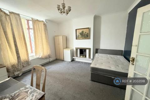 1 bedroom in a house share to rent, Hyde Road, Manchester, M18