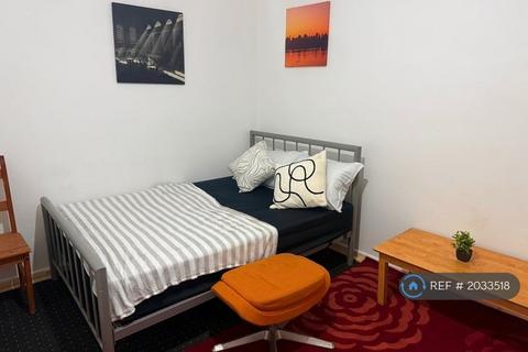 1 bedroom in a house share to rent, Hyde Road, Manchester, M18