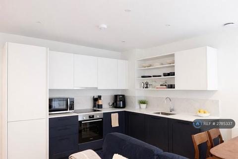 1 bedroom in a flat share to rent, Menara Point, London, E16