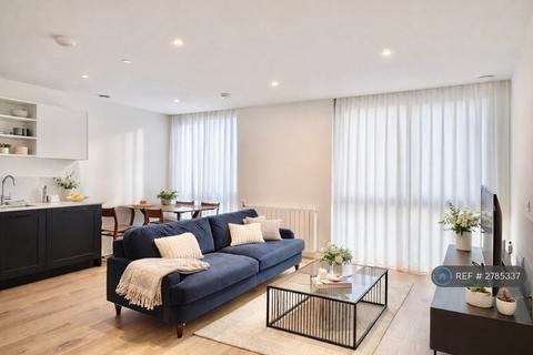 1 bedroom in a flat share to rent, Menara Point, London, E16