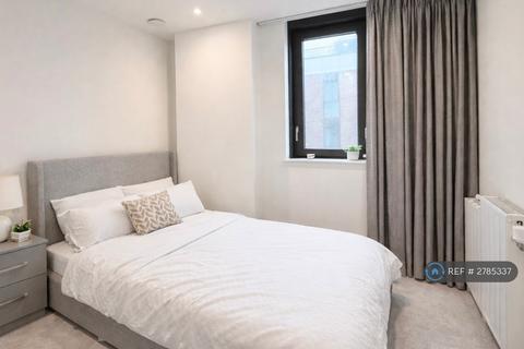 1 bedroom in a flat share to rent, Menara Point, London, E16