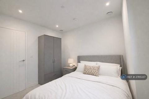 1 bedroom in a flat share to rent, Menara Point, London, E16