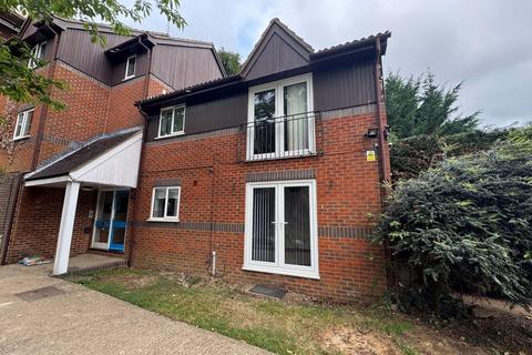 2 bedroom flat to rent, Edmunds Gardens, High Wycombe HP12