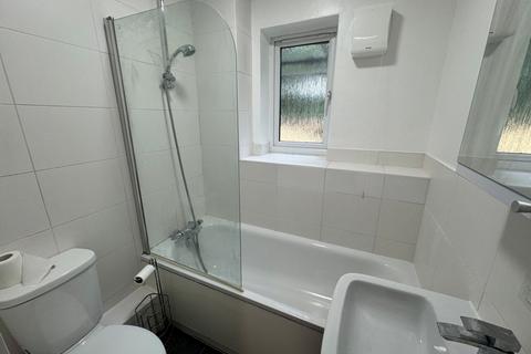 2 bedroom flat to rent, Edmunds Gardens, High Wycombe HP12