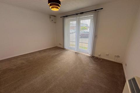 2 bedroom flat to rent, Edmunds Gardens, High Wycombe HP12
