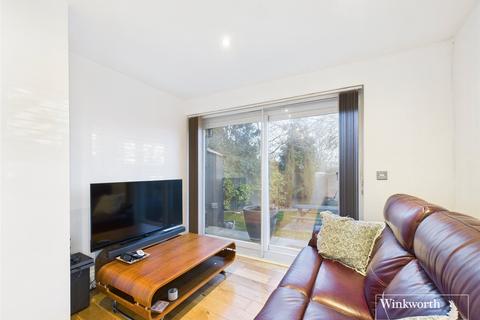 3 bedroom ground floor flat for sale, Renters Avenue, London NW4