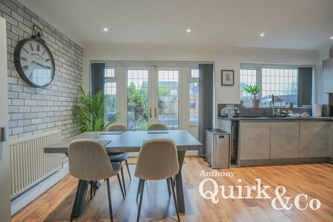 3 bedroom end of terrace house for sale, Hilton Road, Canvey Island, SS8