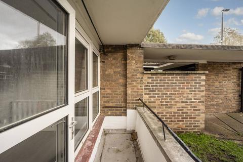 3 bedroom flat to rent, Mere Close, West Hill, London, SW15
