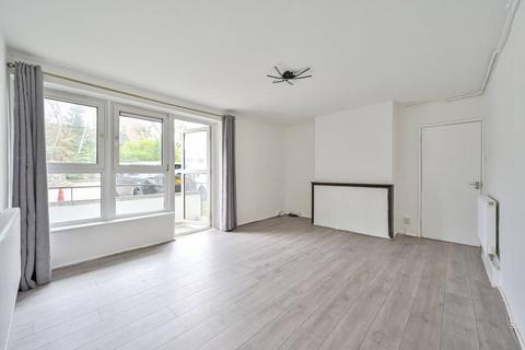 3 bedroom flat to rent, Mere Close, West Hill, London, SW15