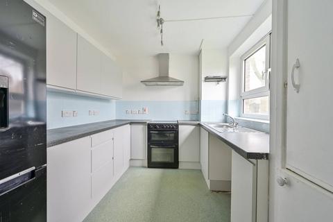 3 bedroom flat to rent, Mere Close, West Hill, London, SW15