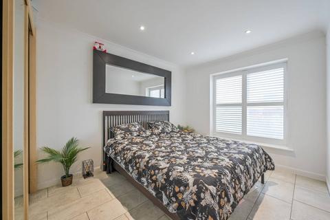 2 bedroom flat to rent, Wesley Avenue, Royal Docks, London, E16