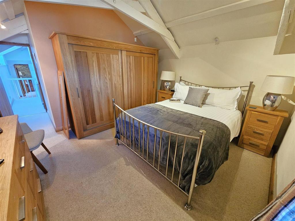Bedroom 1 (2).jpg