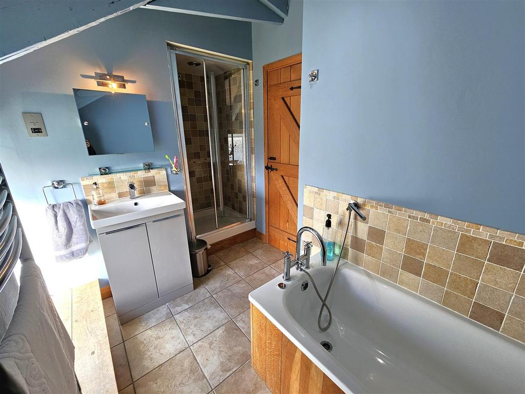 Bathroom (2).jpg