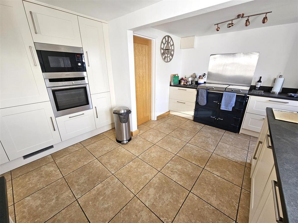 Kitchen (2).jpg