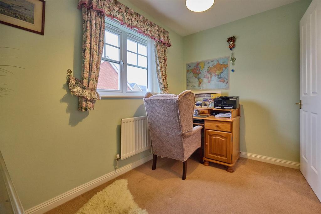 Family Bathroom to Rear