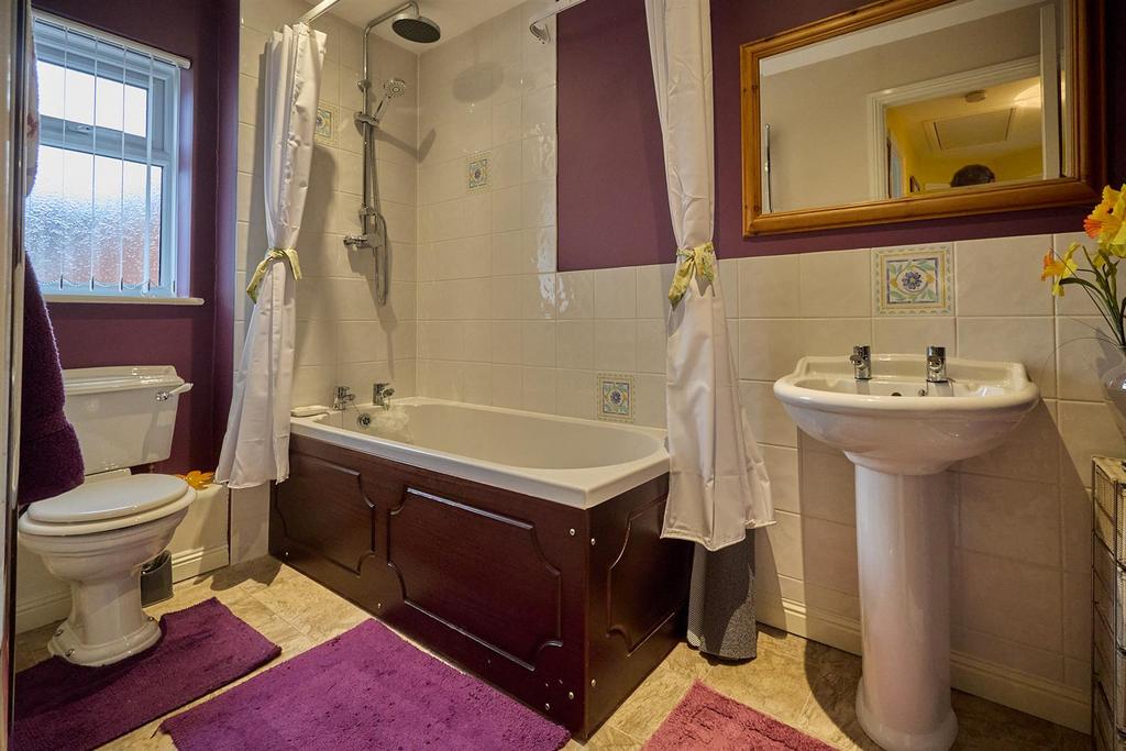 Family Bathroom to Rear