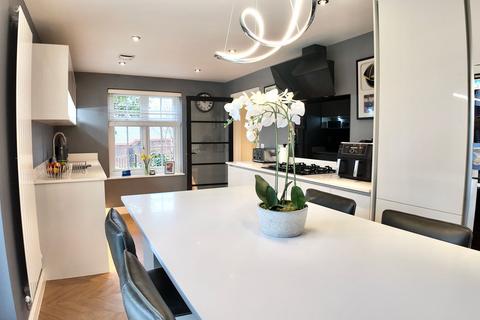 4 bedroom detached house for sale, Maes Bengi, Oakdale, NP12