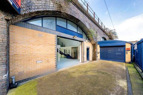 Distribution warehouse to rent, Paradise Row London E2 9LE