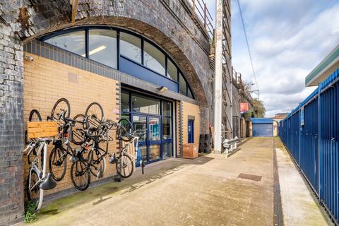Distribution warehouse to rent, Paradise Row London E2 9LE
