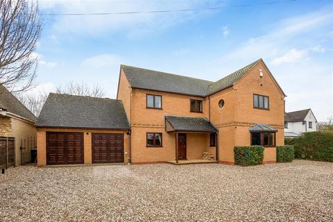 4 bedroom detached house for sale, Armscote Road, Tredington