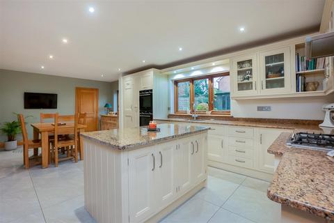 4 bedroom detached house for sale, Armscote Road, Tredington