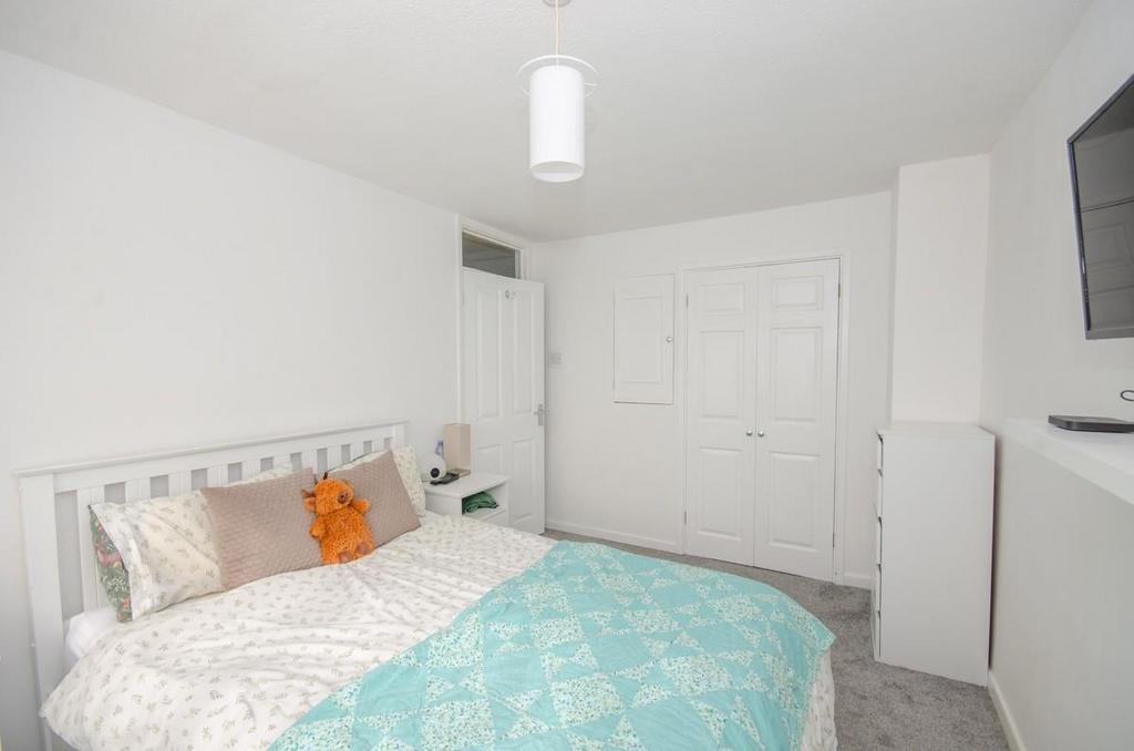 Bedroom 1 pic 2.jpg