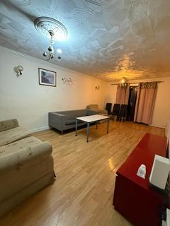 3 bedroom terraced house to rent, Bastable Avenue, Barking IG11