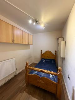 3 bedroom terraced house to rent, Bastable Avenue, Barking IG11