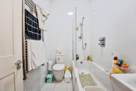1 bedroom flat to rent, Lavender Hill, London, SW11