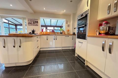 4 bedroom detached house for sale, Manor Road, Rothwell, Kettering