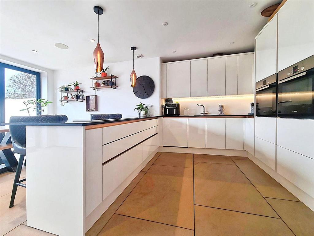 Modern Fitted Kitchen/Diner