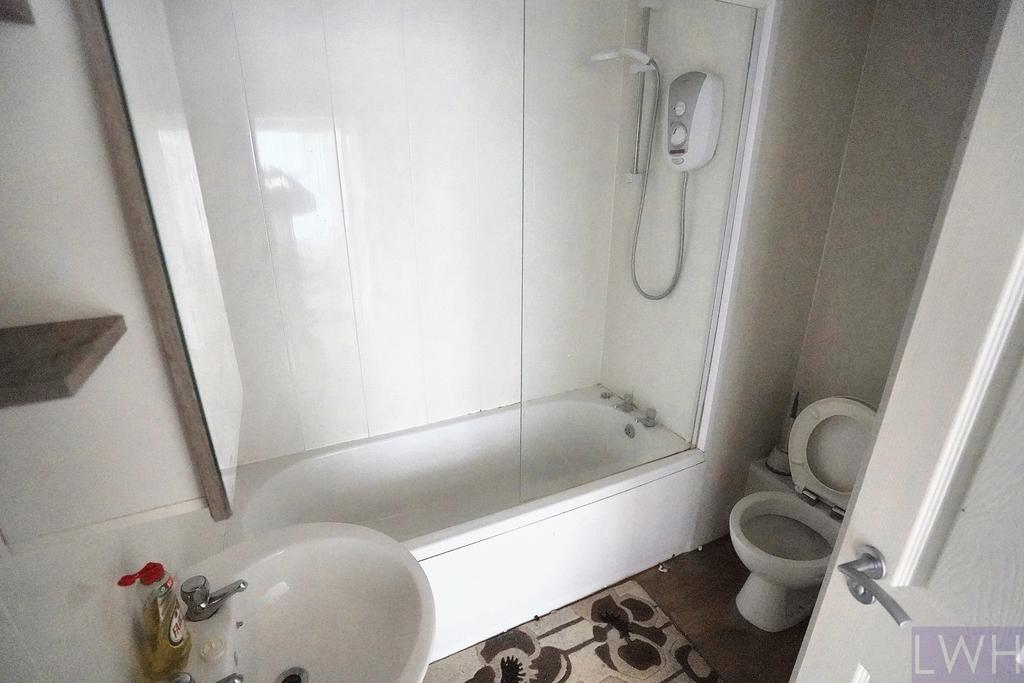 Flat 3 Bathroom.jpeg