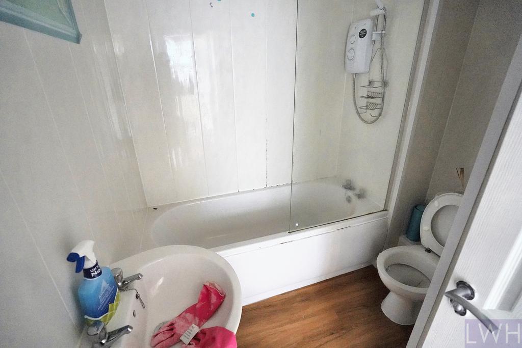 Flat 4 Bathroom.jpeg