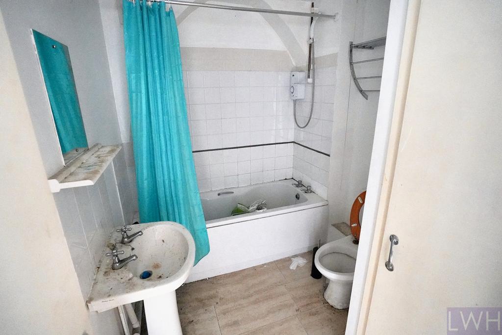 Flat 5 Bathroom.jpeg