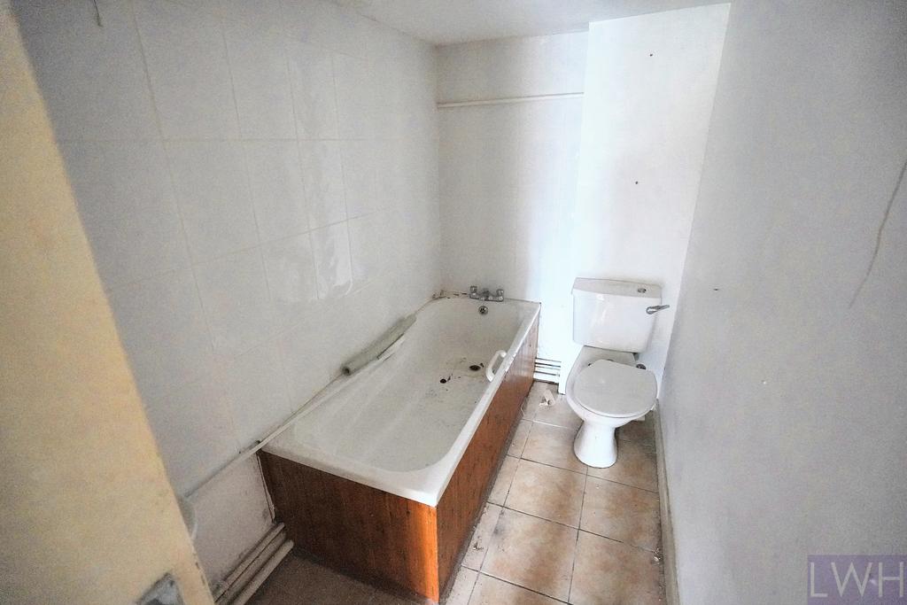 Flat 1 Bathroom.jpeg