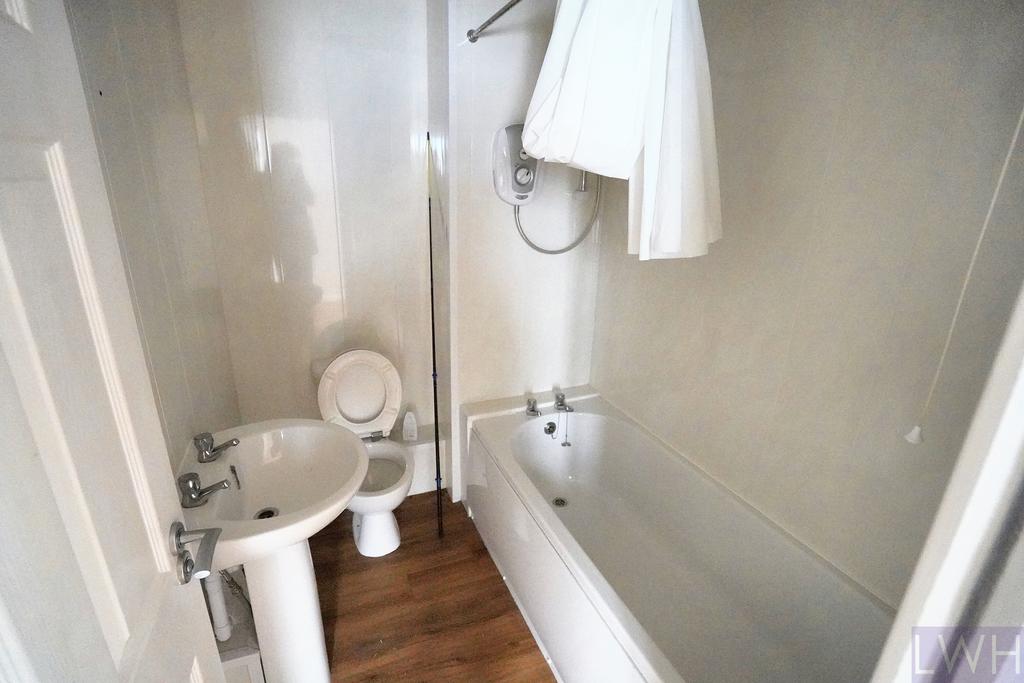 Flat 2 Bathroom.jpeg