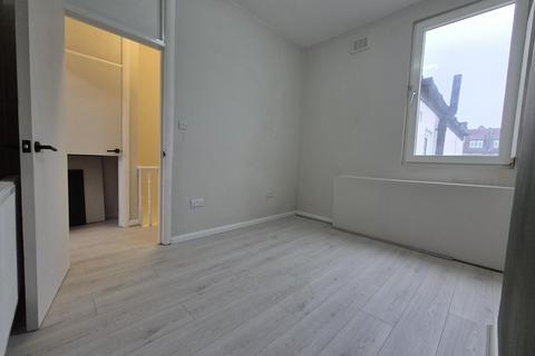 2 bedroom apartment to rent, Chapter Road, London, NW2