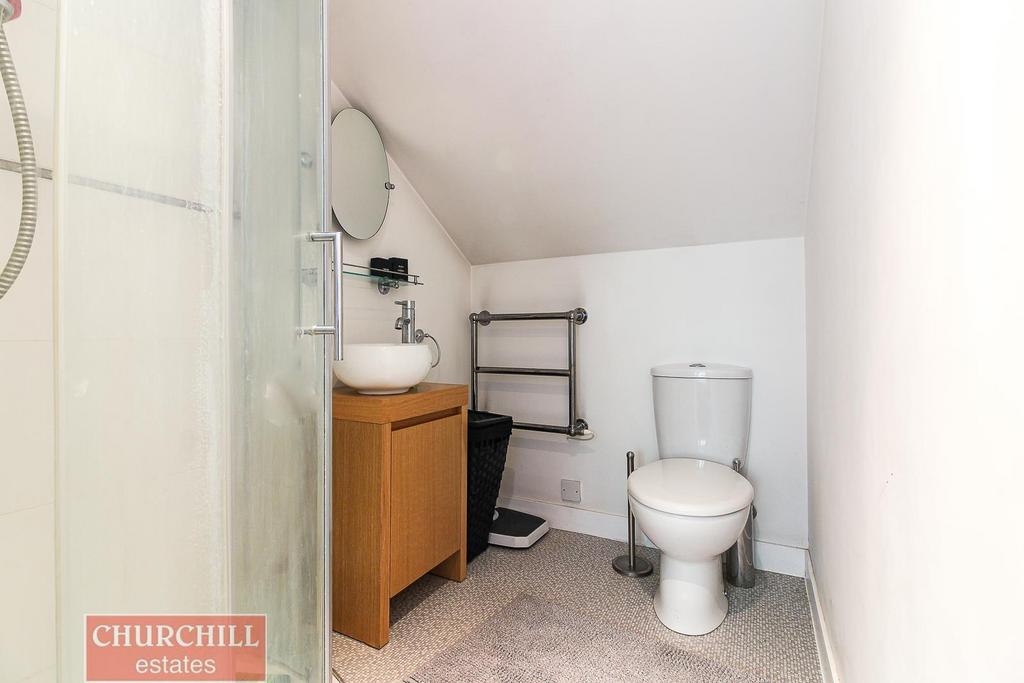 Bed1ensuite (1 of 3).jpg