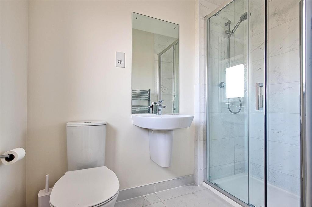 Ensuite - Bed 3.jpg